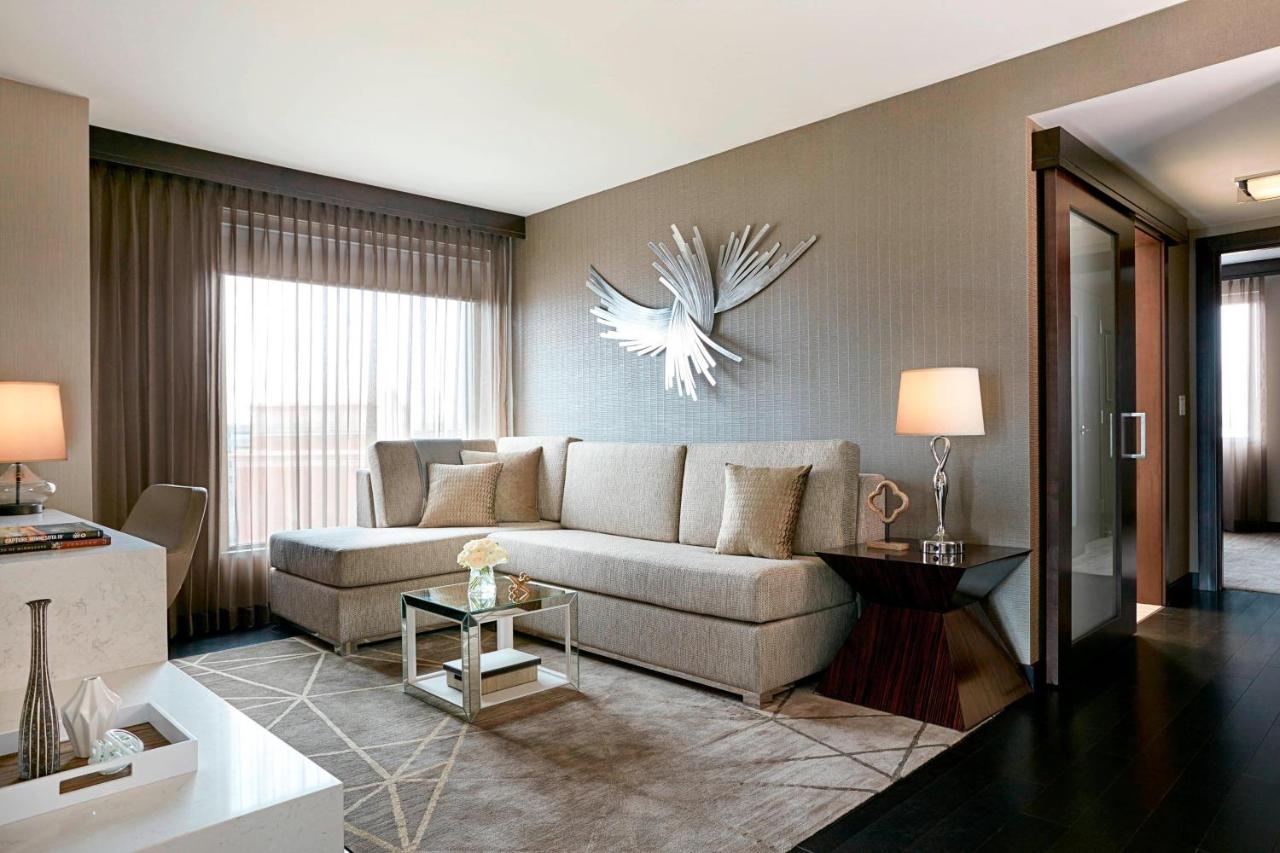 Deluxe King Room at JW Marriott Minneapolis Mall of America