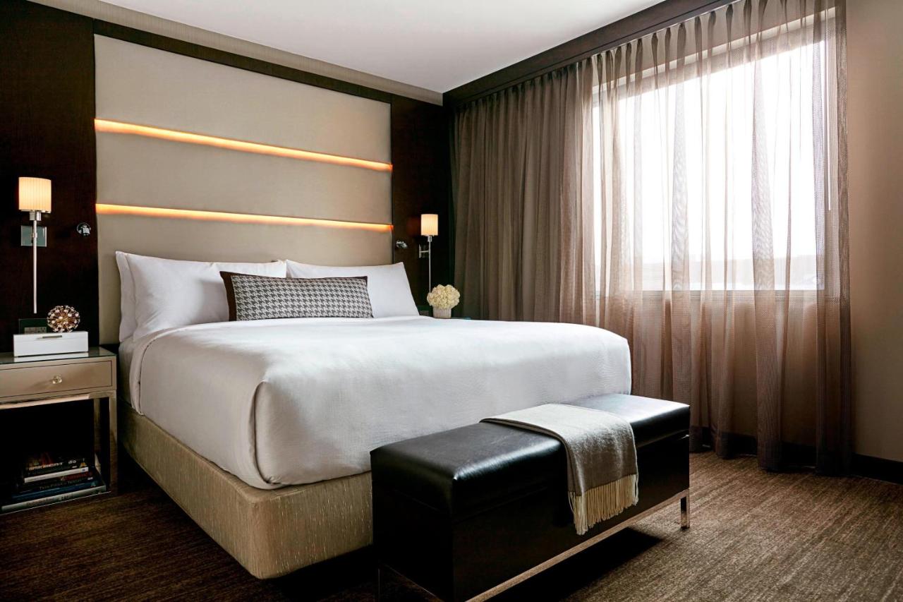 Deluxe King Room at JW Marriott Minneapolis Mall of America