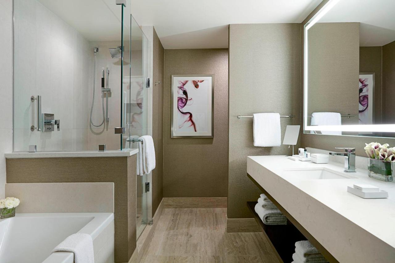 Deluxe King Room at JW Marriott Minneapolis Mall of America