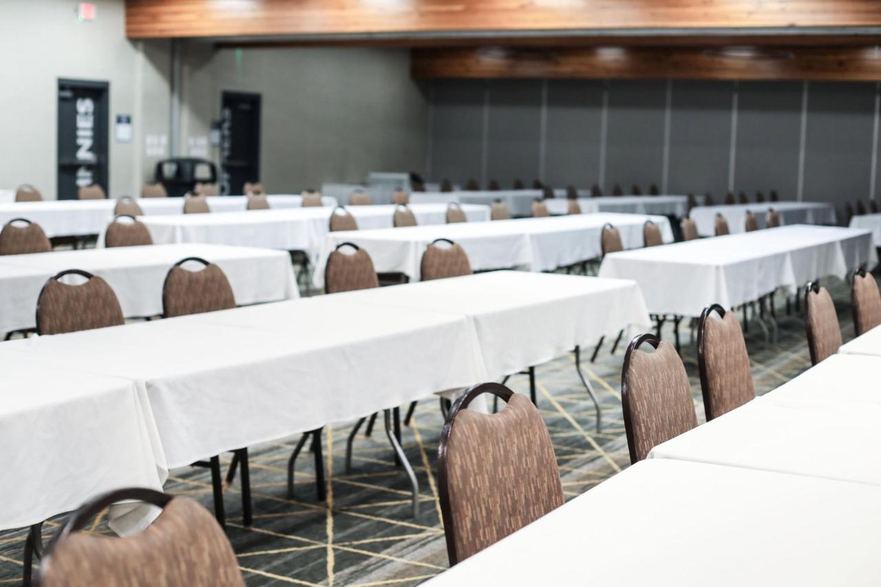 | Holiday Inn & Suites St. Cloud, an IHG Hotel