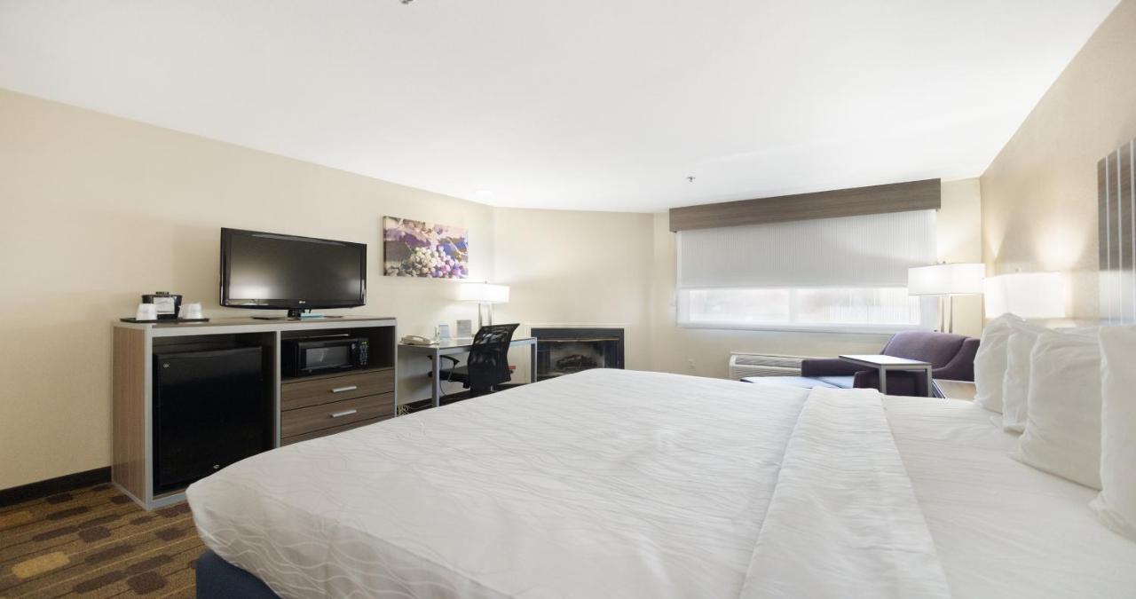 King Room with Fireplace at Best Western Amador Inn