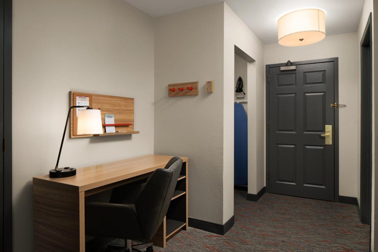 One-Bedroom Queen Suite at Candlewood Suites St Louis St Charles by IHG