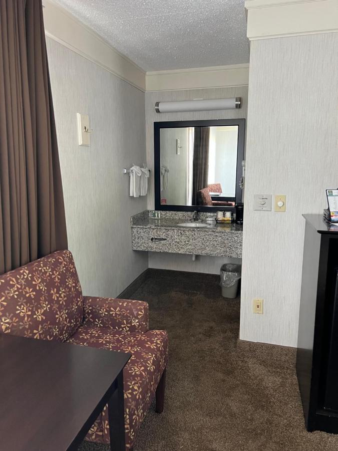| Quality Inn Lakefront