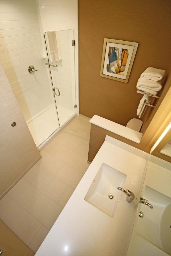 King Room at Fairfield Inn & Suites by Marriott London