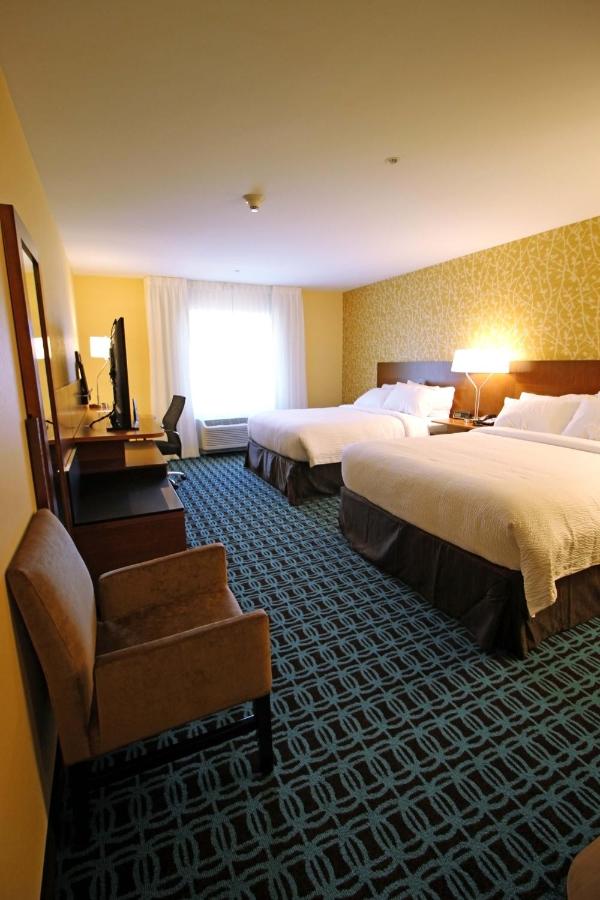 Queen Room at Fairfield Inn & Suites by Marriott London