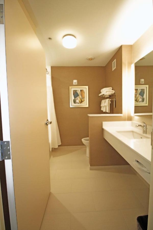 Queen Room at Fairfield Inn & Suites by Marriott London