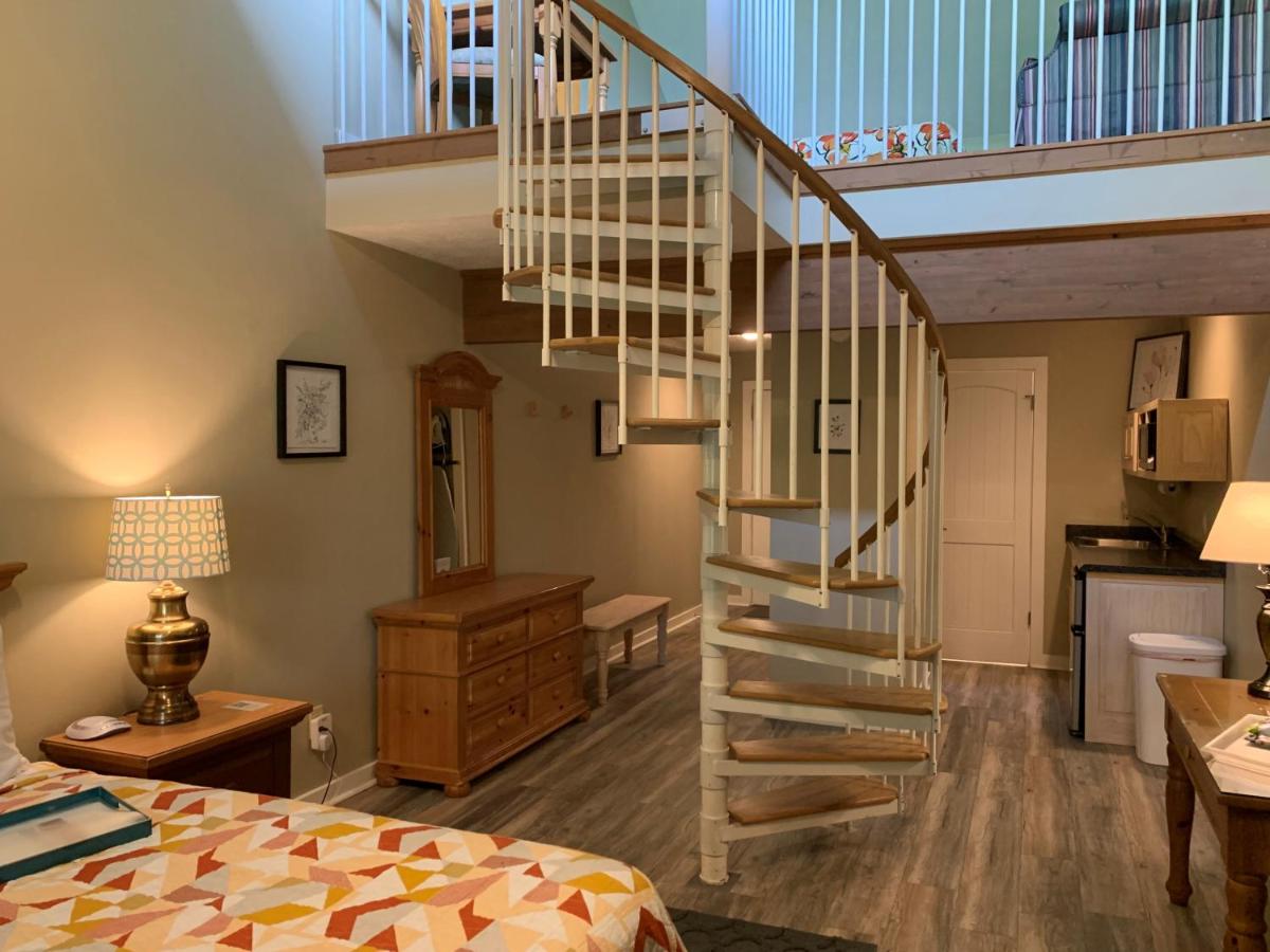 Queen Suite at Woodbridge Inn & Tavern