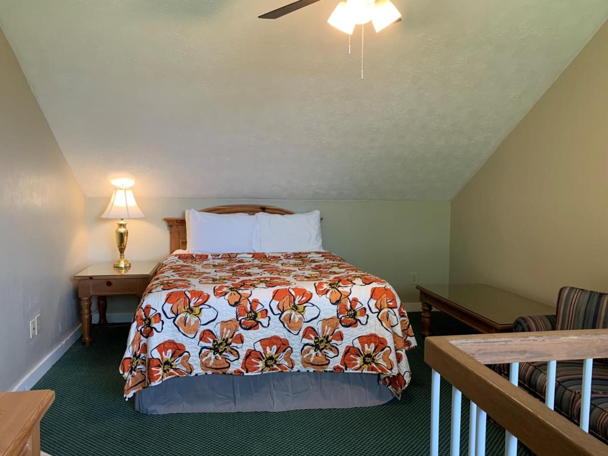 Queen Suite at Woodbridge Inn & Tavern