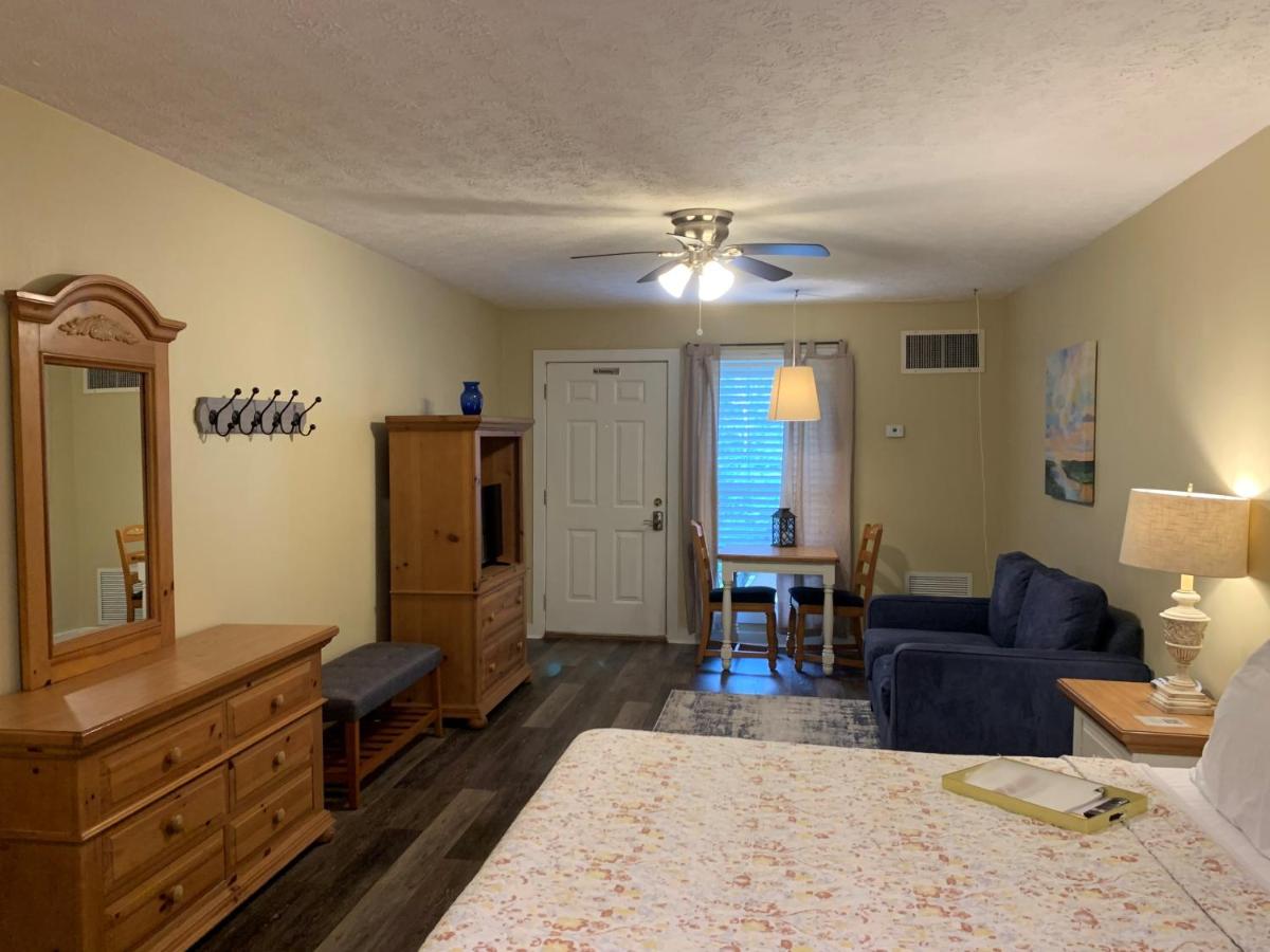 Double Room at Woodbridge Inn & Tavern