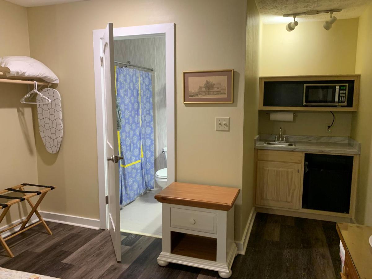 Double Room at Woodbridge Inn & Tavern
