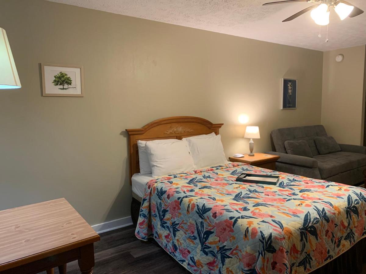 Deluxe Double Room at Woodbridge Inn & Tavern