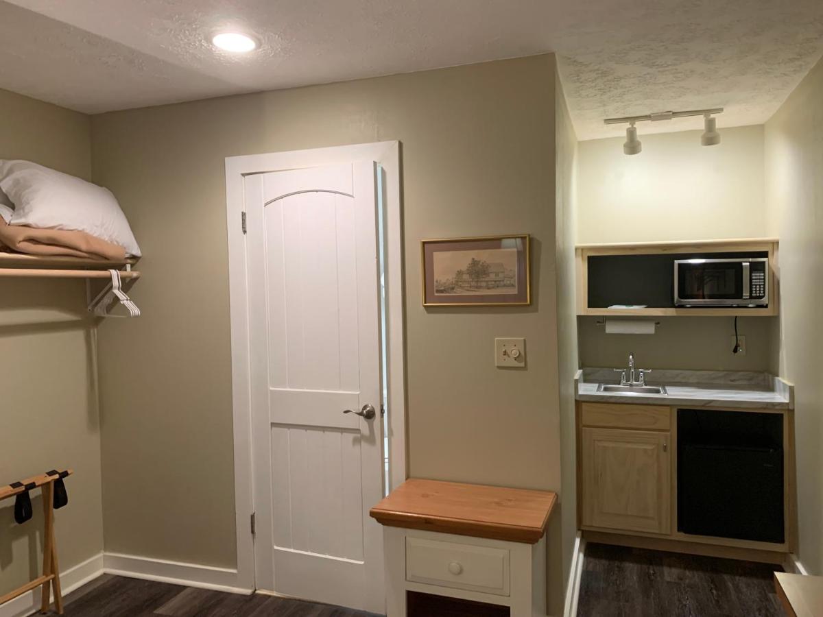Deluxe Double Room at Woodbridge Inn & Tavern