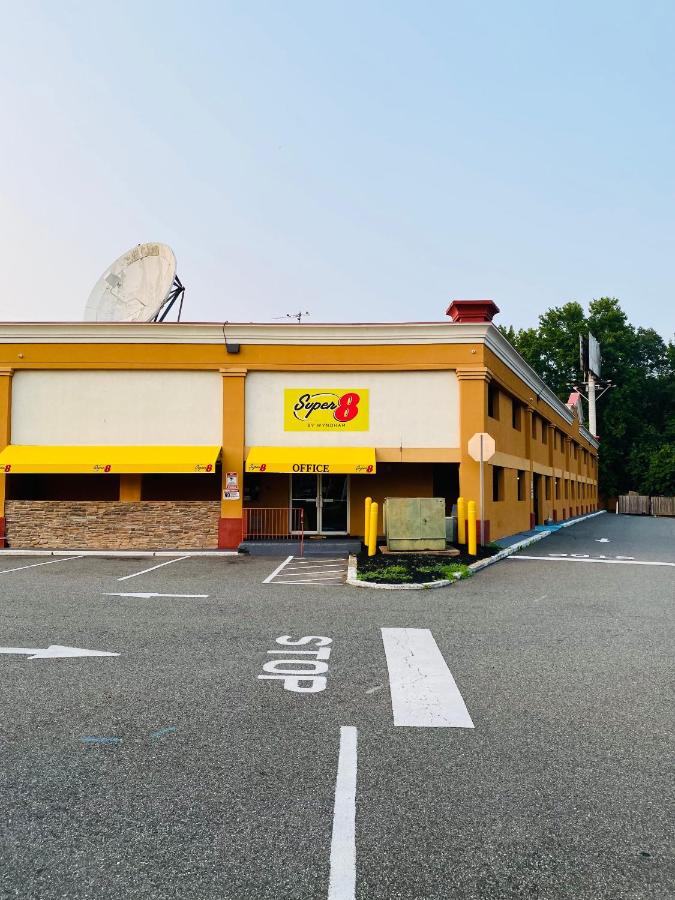 | Super 8 by Wyndham Gloucester