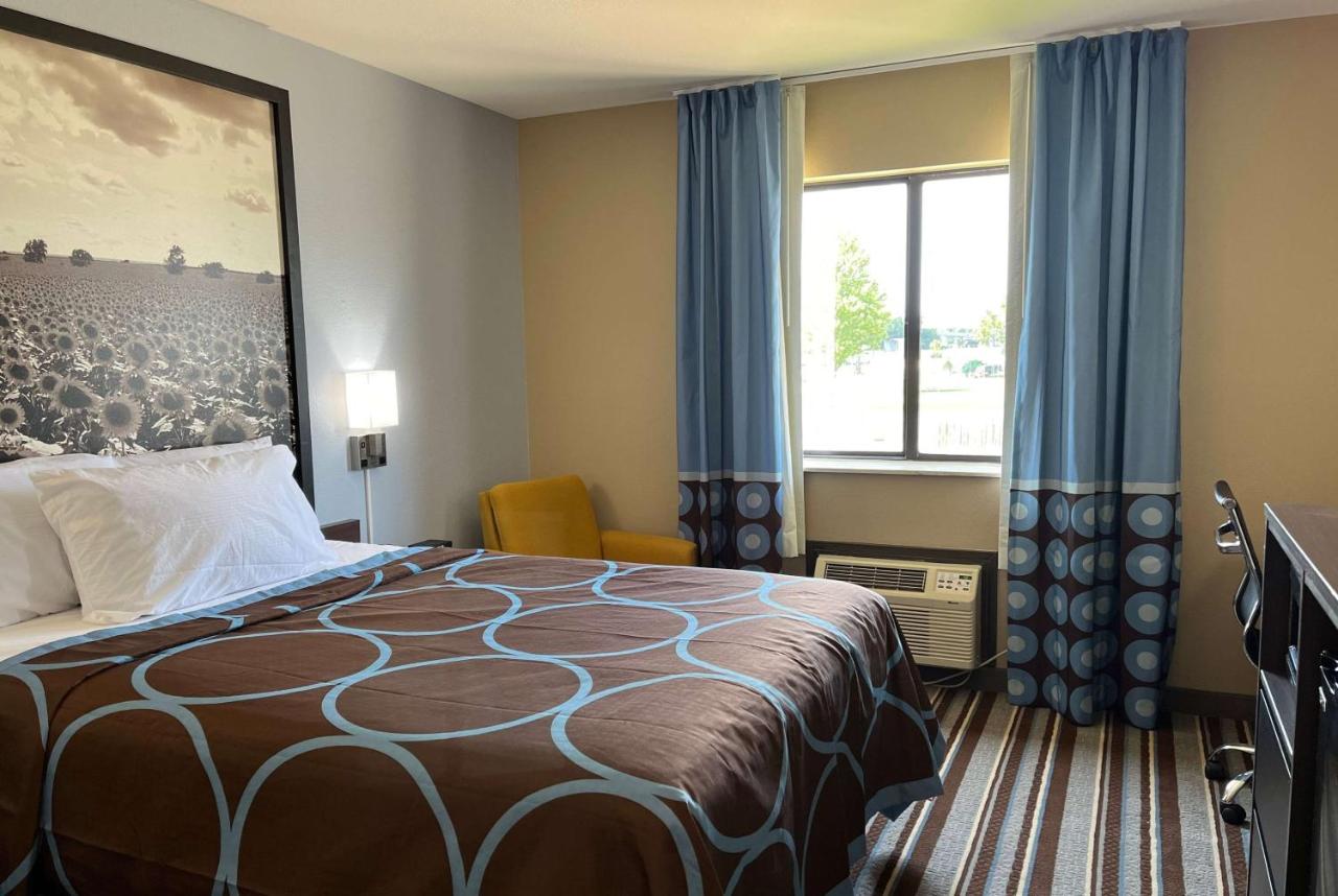 | Super 8 by Wyndham Independence