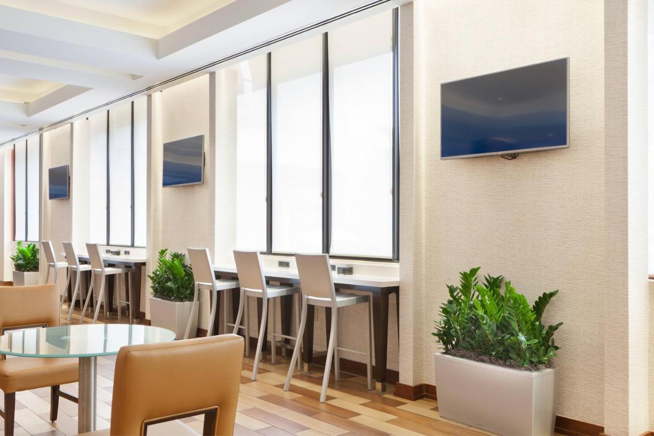 M Club lounge access, Guest room, 2 Double at Miami Airport Marriott