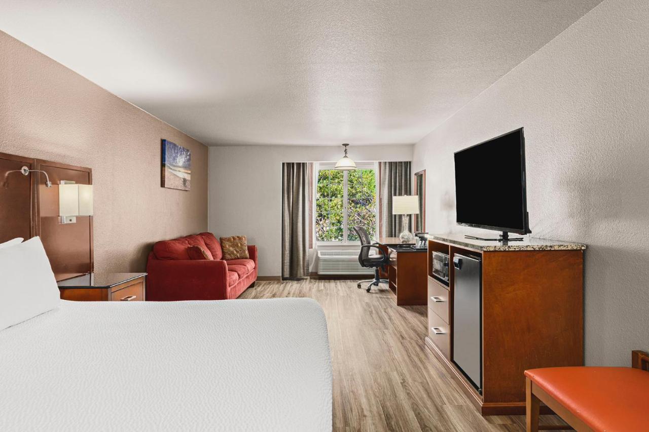 King Room at The Ashley Inn & Suites