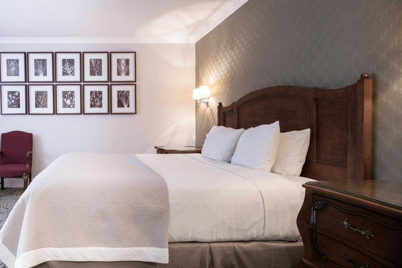 Deluxe King Room at Woodcrest Hotel Cupertino