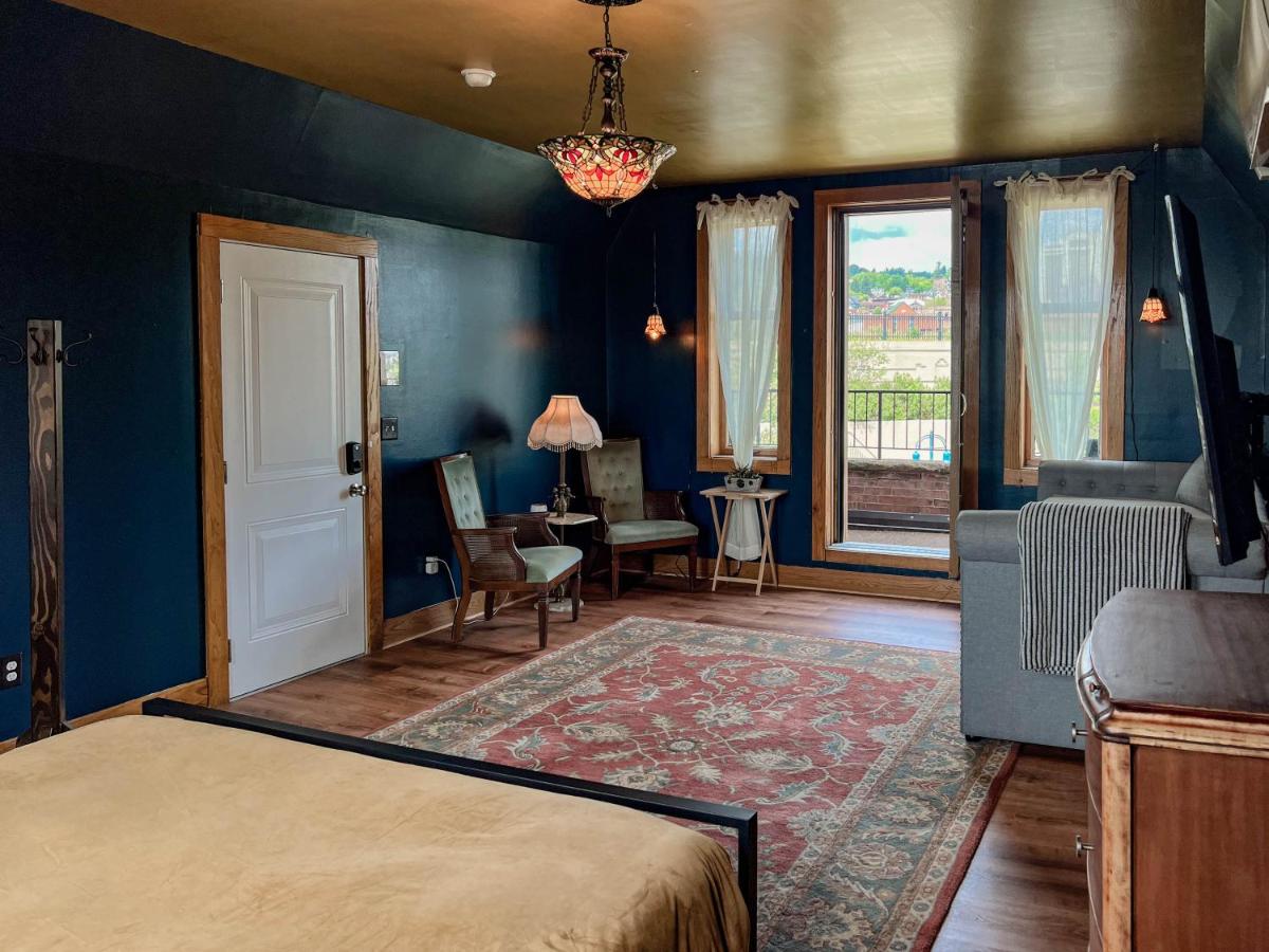 Double Room with Balcony and Sea View at Endion Station Inn | Hotel Next to Lake Superior