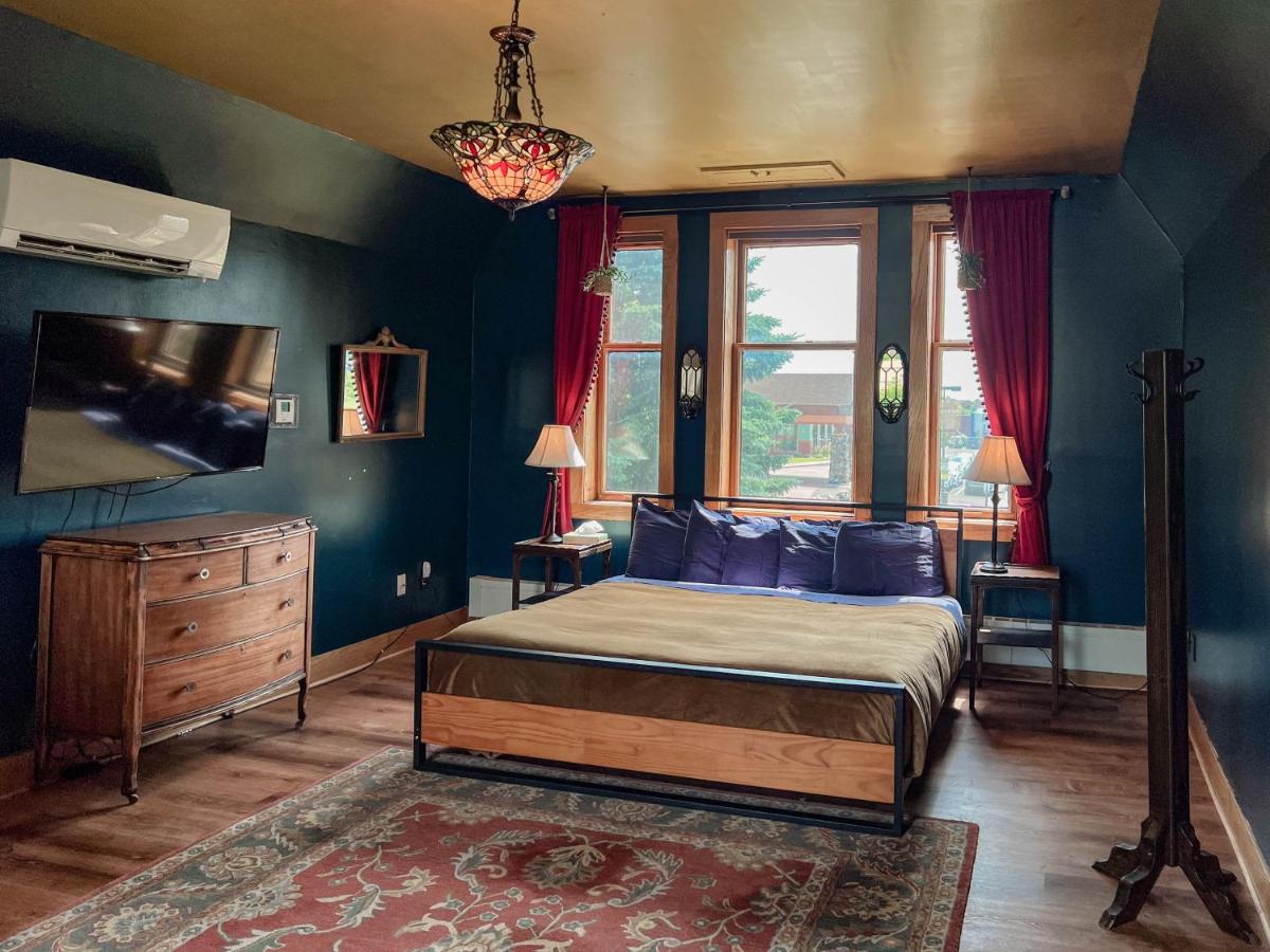 Double Room with Balcony and Sea View at Endion Station Inn | Hotel Next to Lake Superior