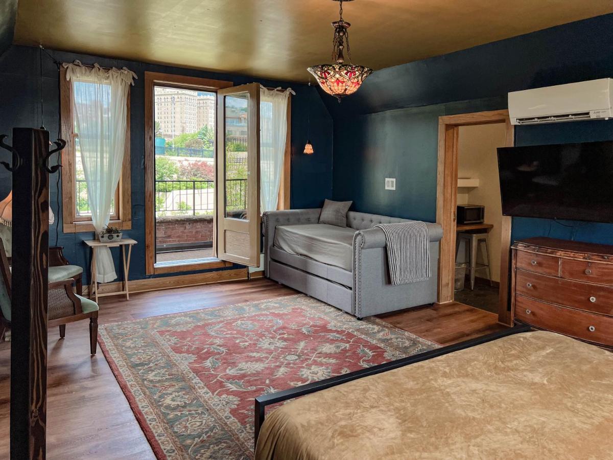 Double Room with Balcony and Sea View at Endion Station Inn | Hotel Next to Lake Superior