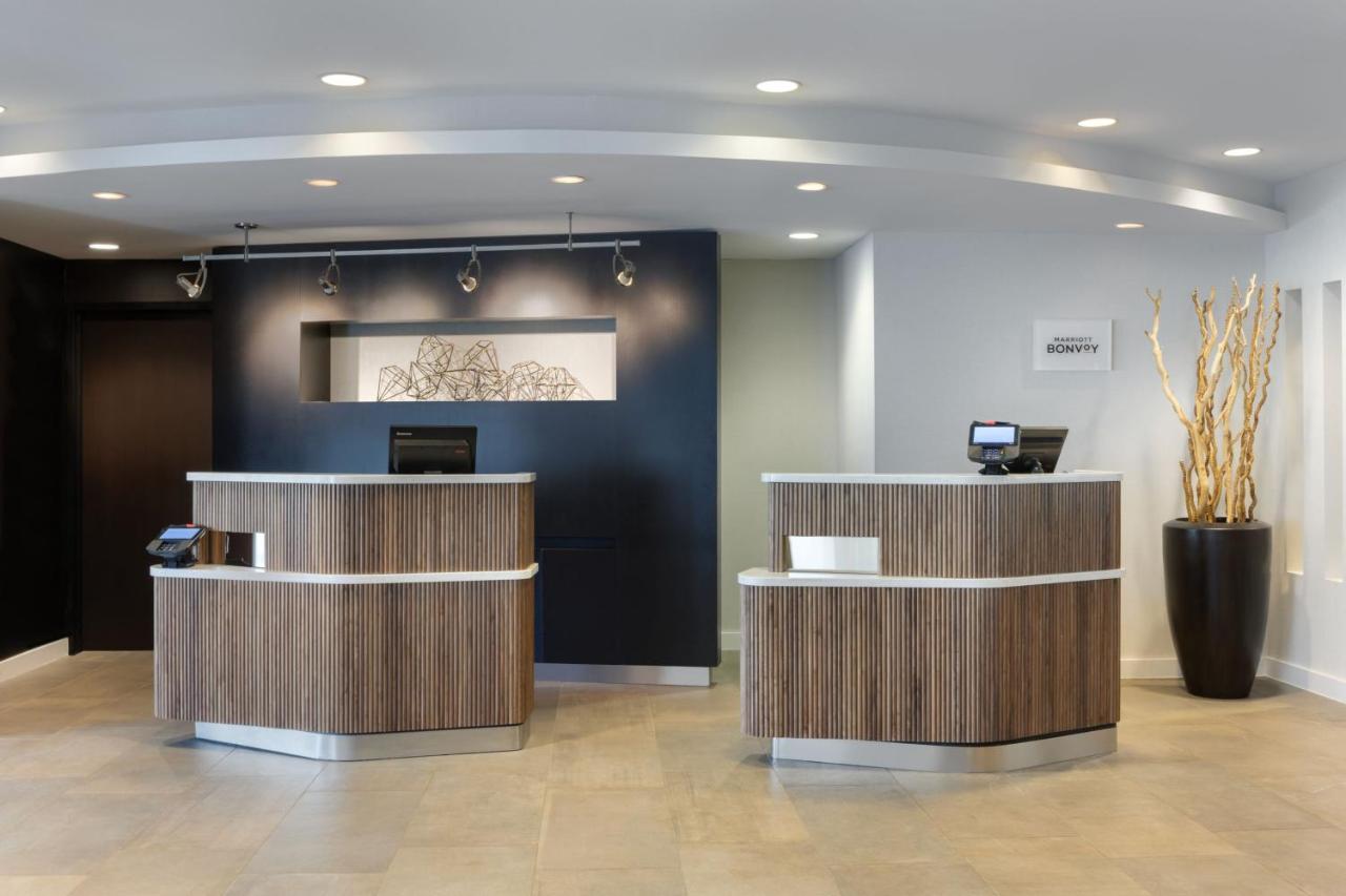 | Courtyard Edison Woodbridge