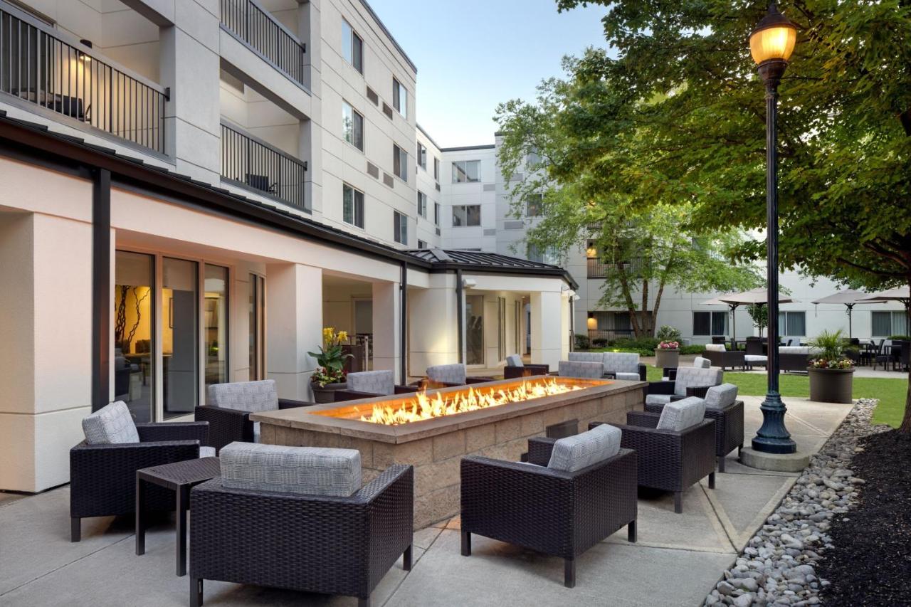 | Courtyard Edison Woodbridge