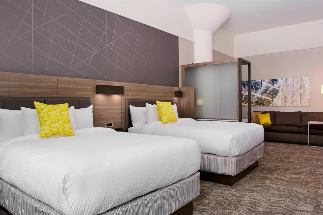 Executive Queen Suite at SpringHill Suites by Marriott Milwaukee Downtown