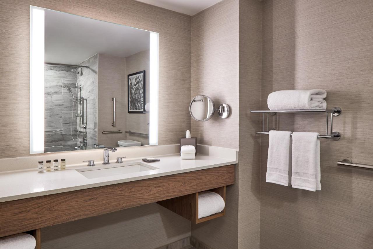 Traditional, Guest room, 1 Queen at Sheraton Richmond Airport Hotel