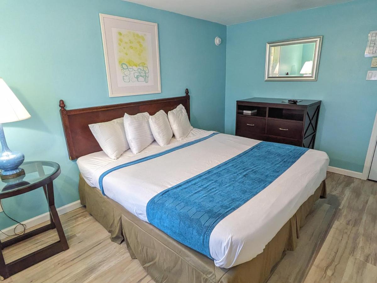 Standard King Room at Clarem Happy Days Inn