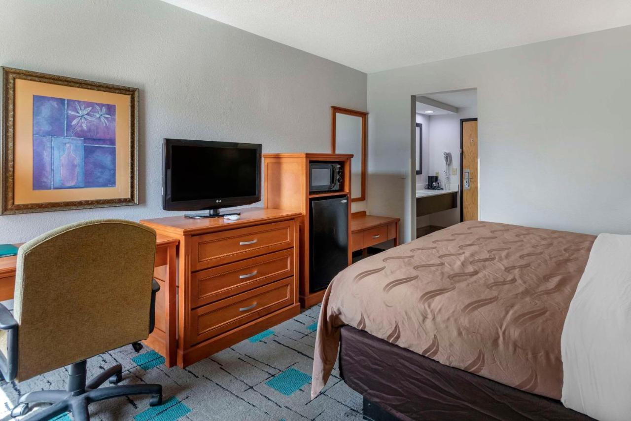 King Room - Non-Smoking at Quality Inn & Suites Chattanooga-East Ridge
