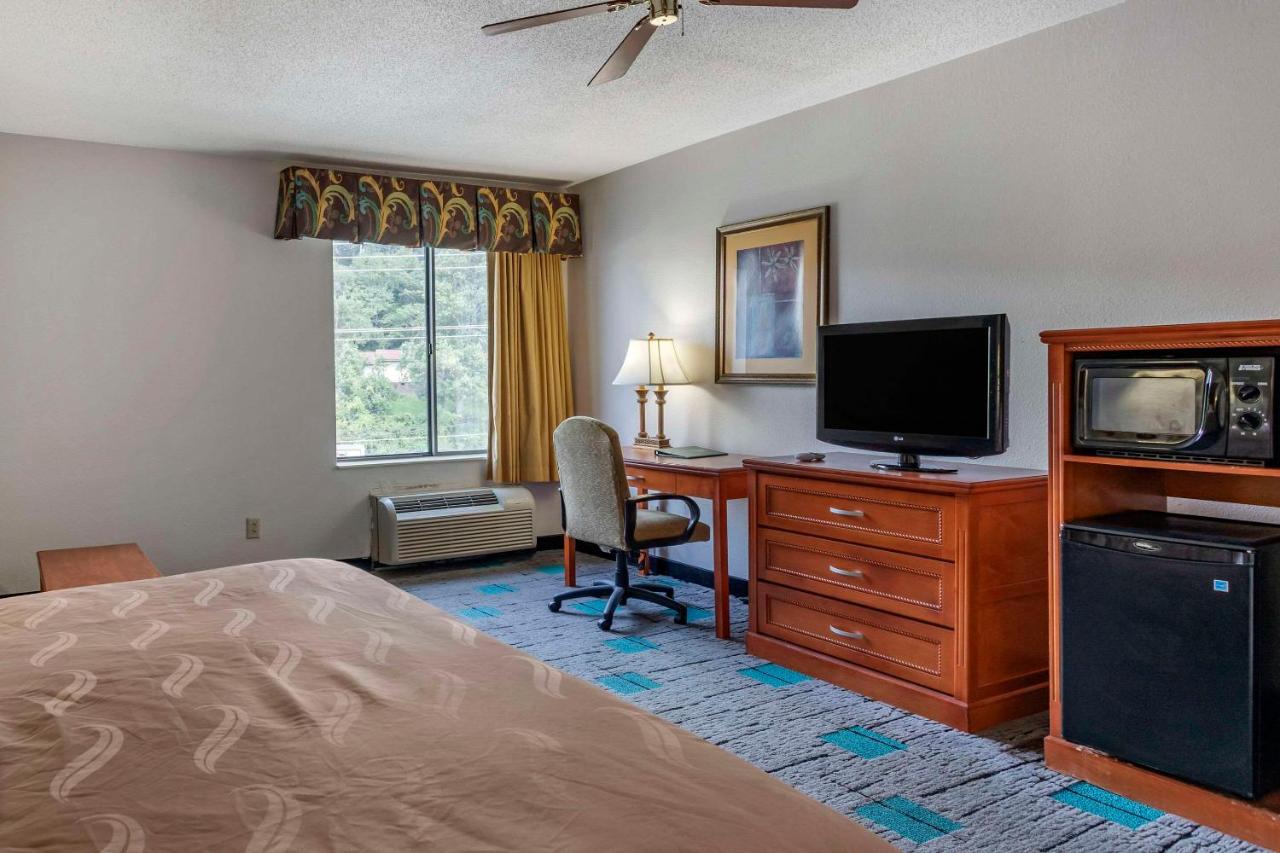 King Suite - Non-Smoking at Quality Inn & Suites Chattanooga-East Ridge
