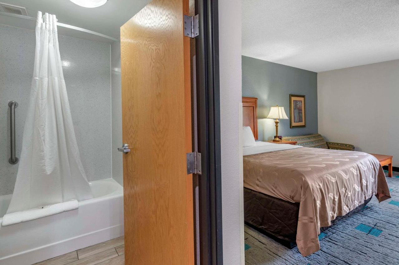 King Suite - Non-Smoking at Quality Inn & Suites Chattanooga-East Ridge