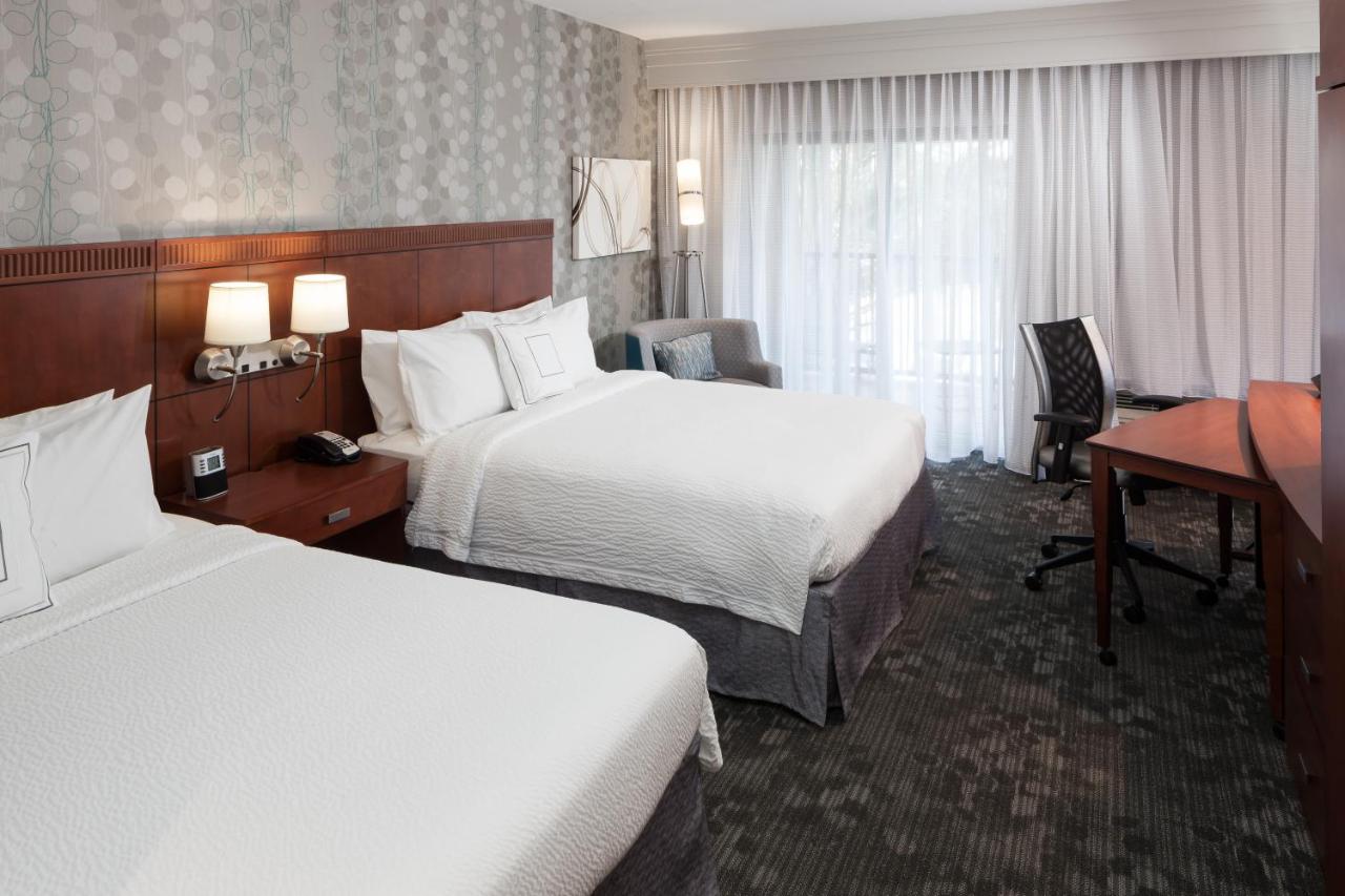 Queen Room with Two Queen Beds at Courtyard by Marriott Miami at Dolphin Mall
