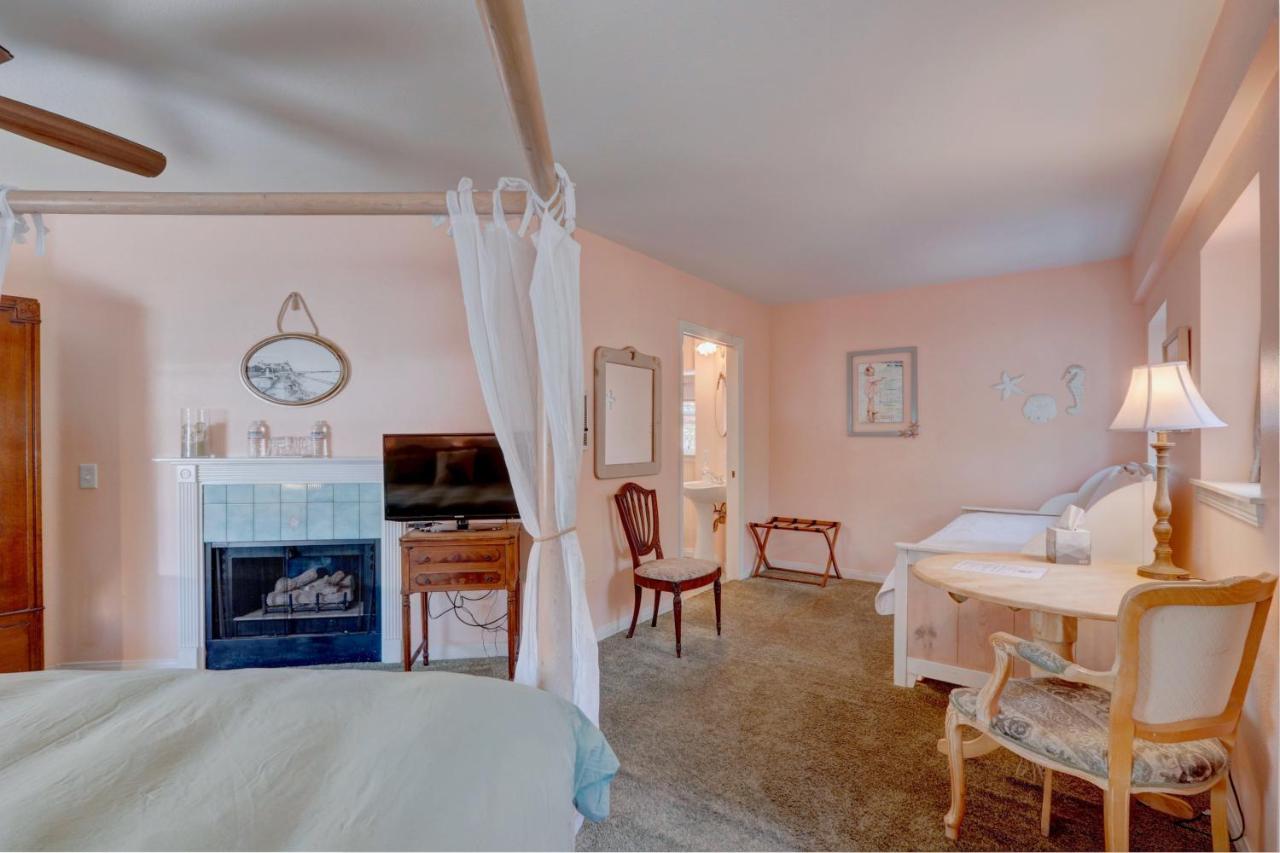 King Suite with Spa Bath at Pelican Cove Inn