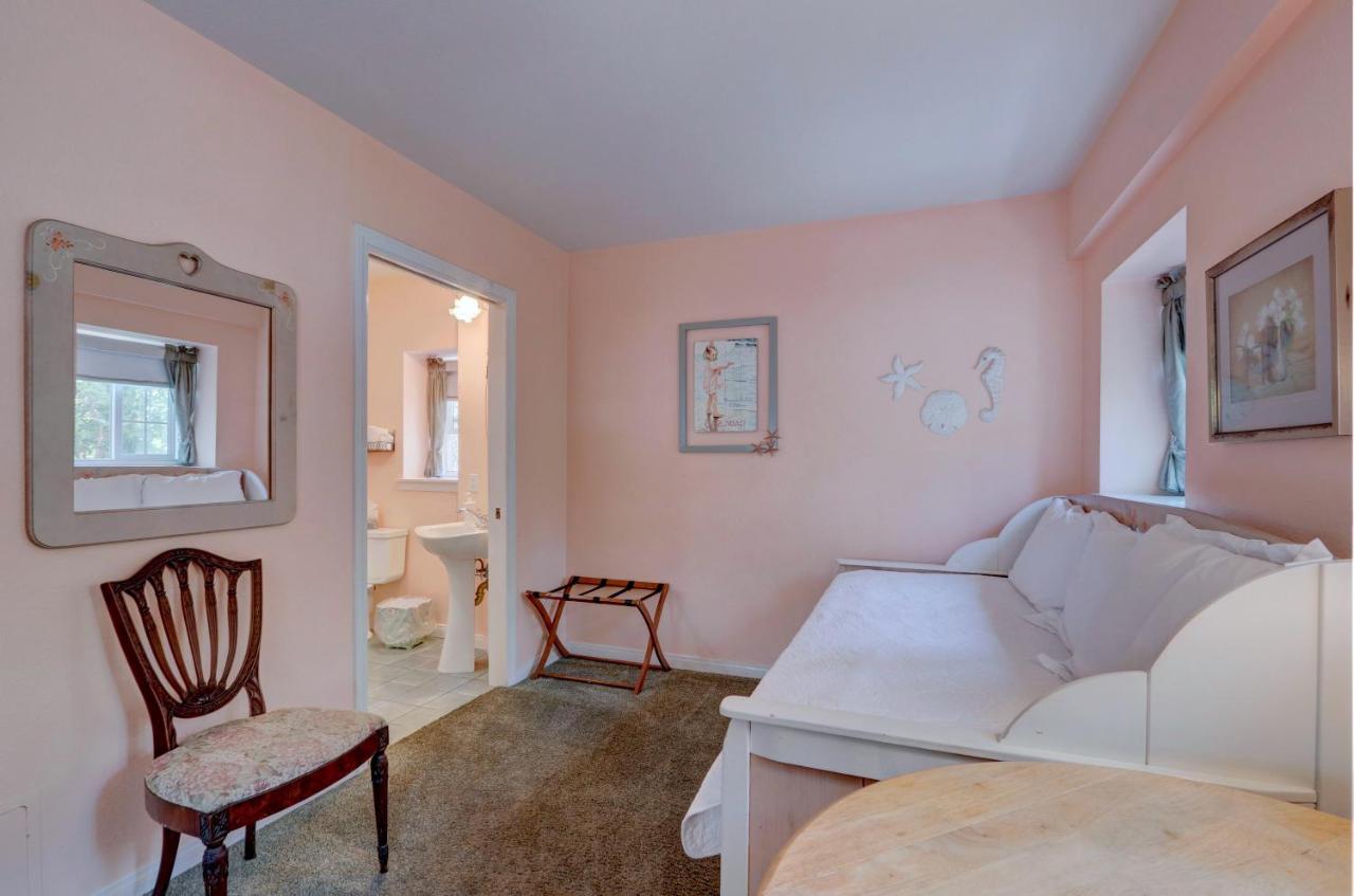 King Suite with Spa Bath at Pelican Cove Inn