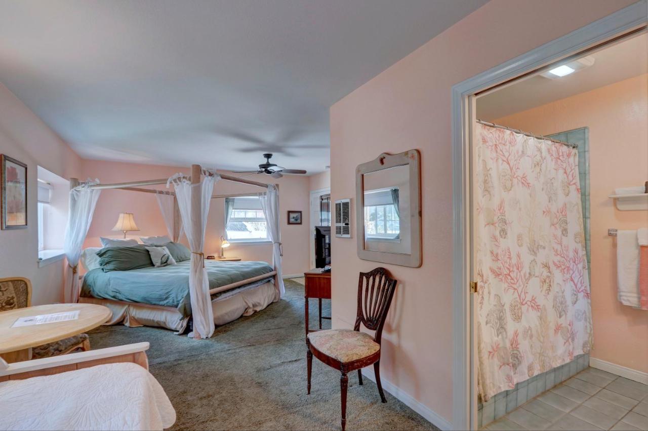 King Suite with Spa Bath at Pelican Cove Inn