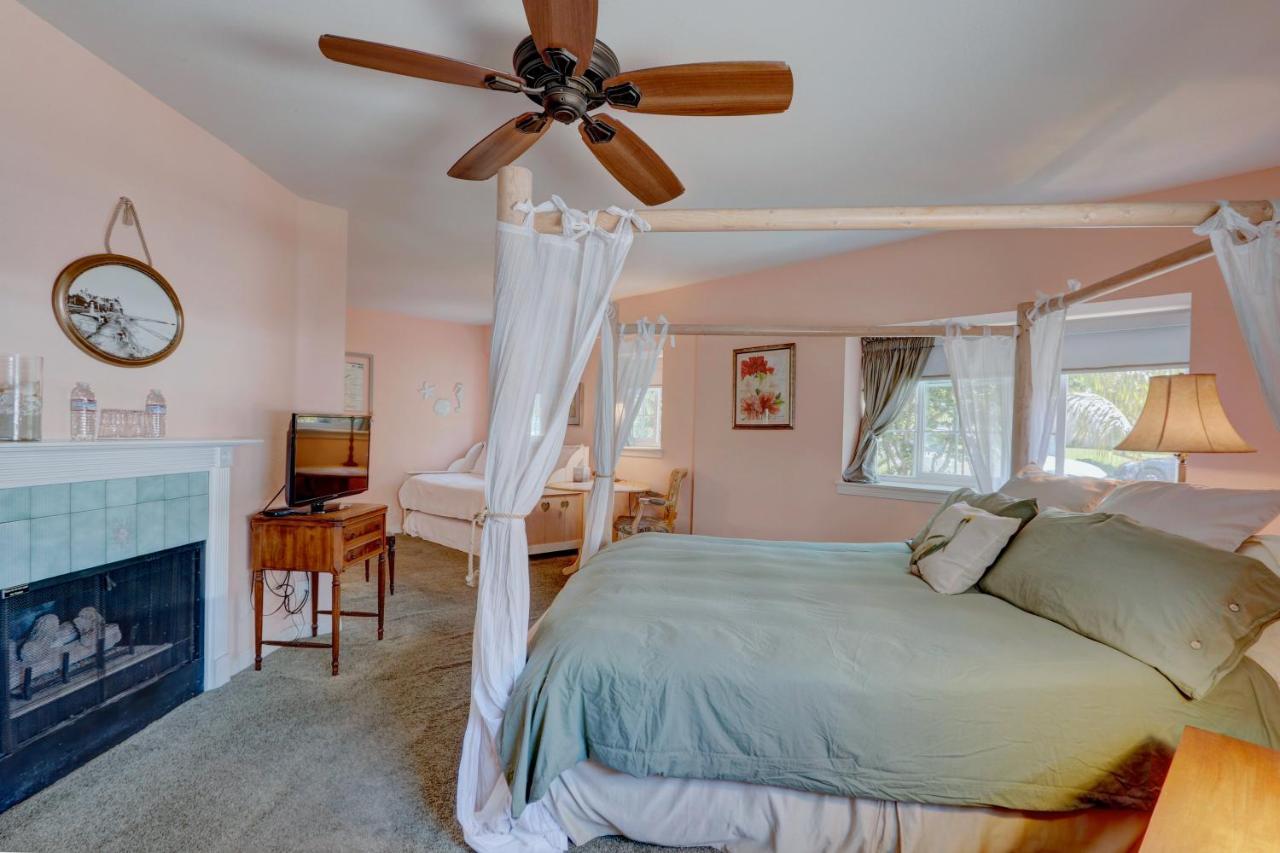 King Suite with Spa Bath at Pelican Cove Inn