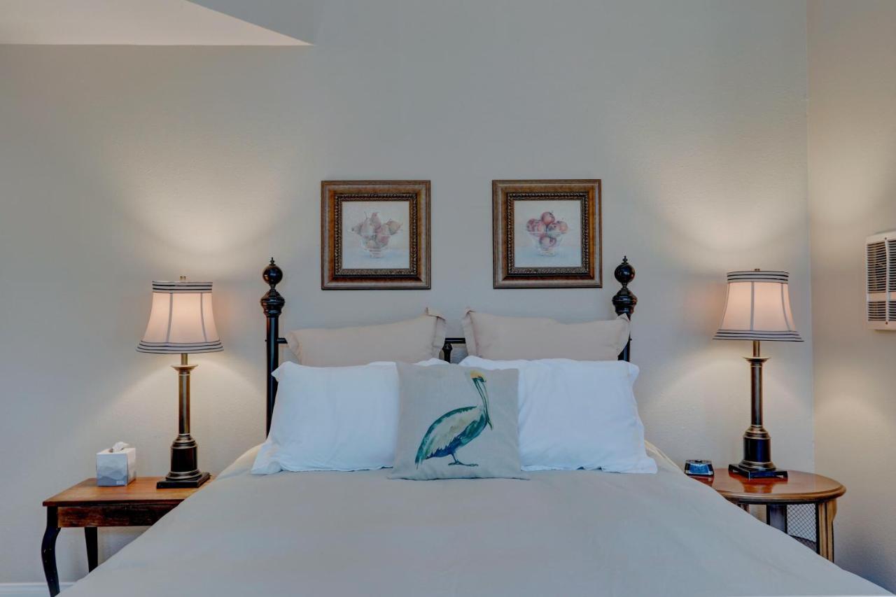 Queen Suite with Spa Bath at Pelican Cove Inn