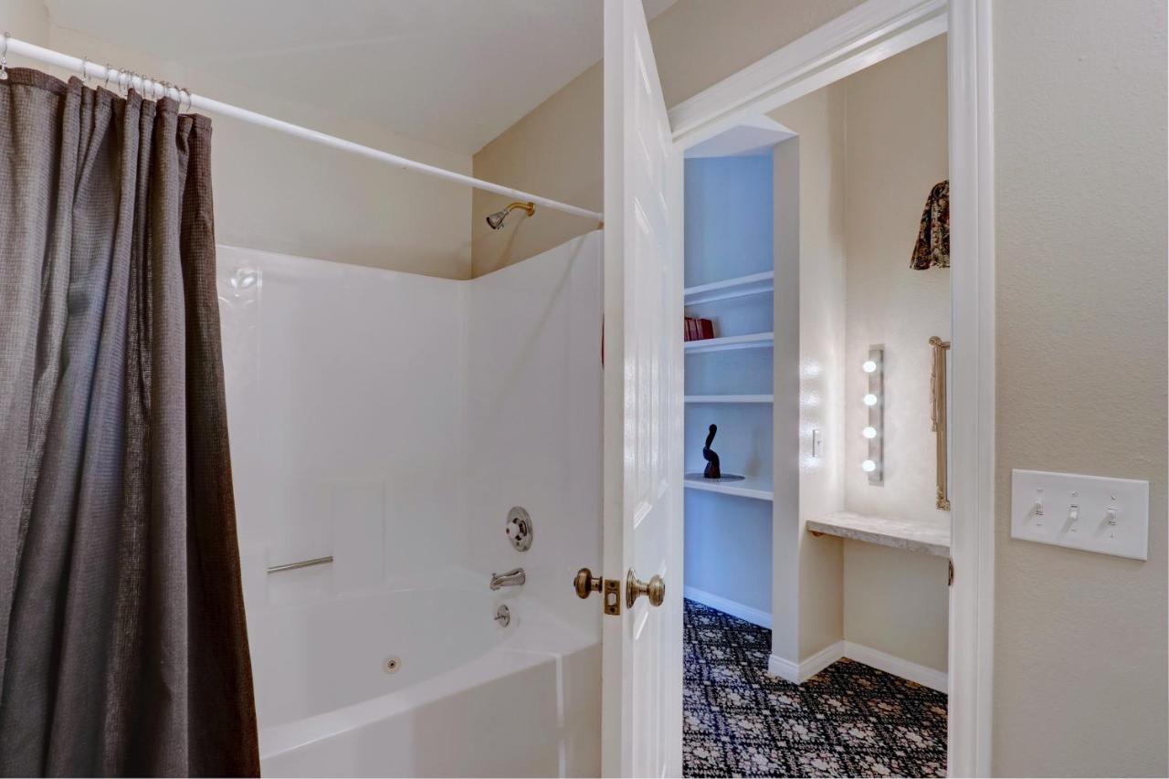 Queen Suite with Spa Bath at Pelican Cove Inn