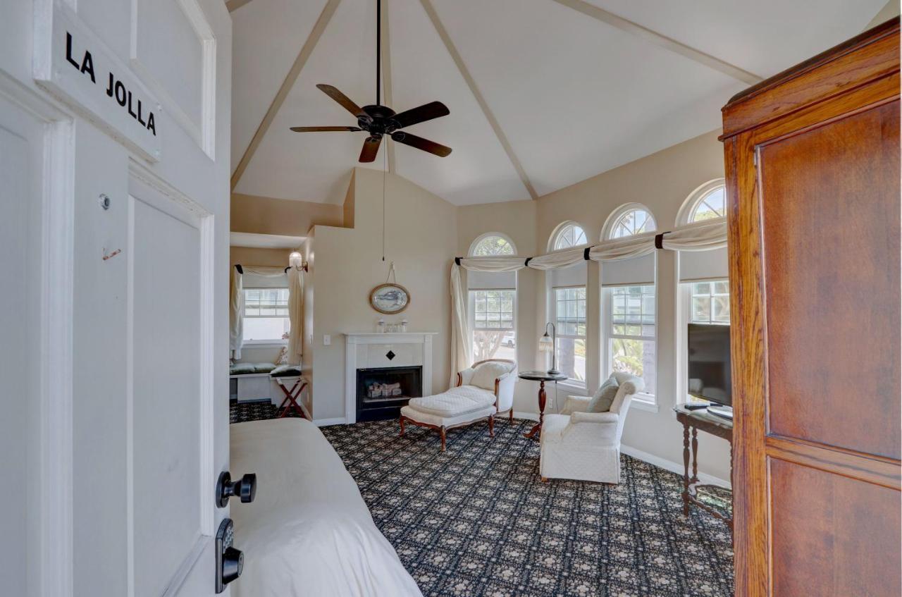 Queen Suite with Spa Bath at Pelican Cove Inn