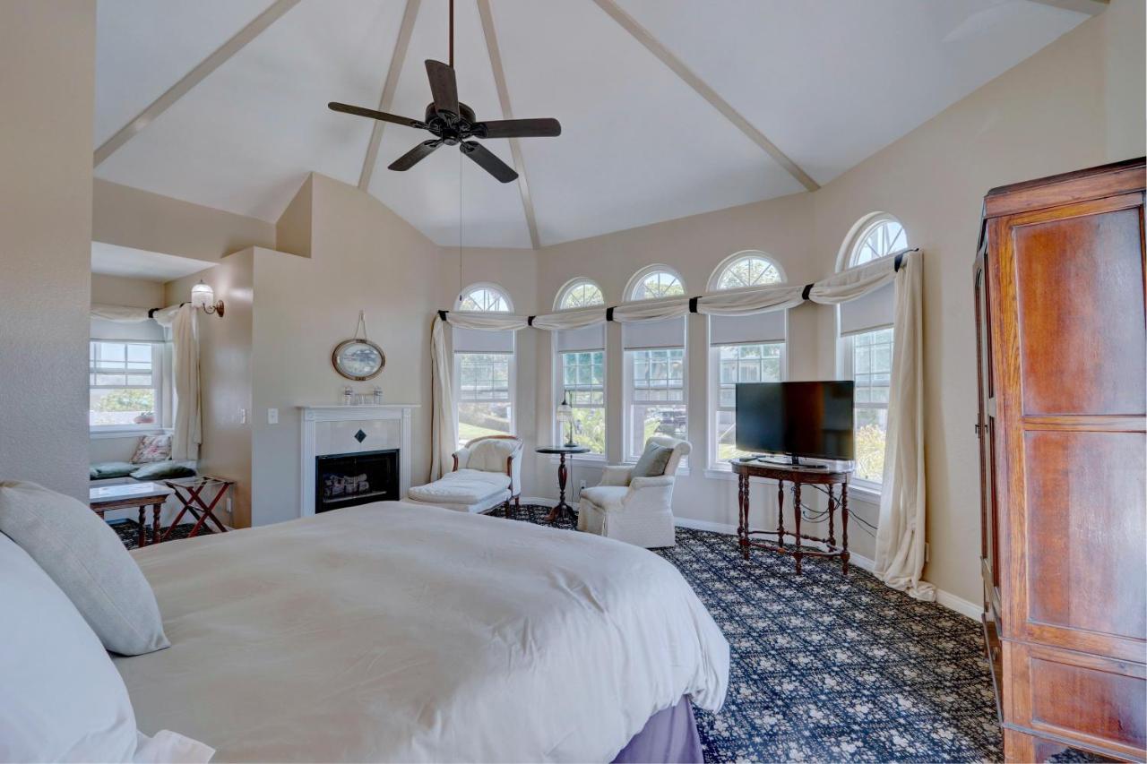 Queen Suite with Spa Bath at Pelican Cove Inn