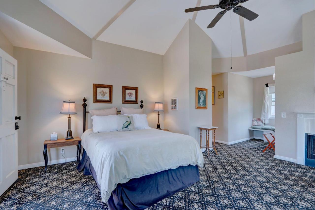 Queen Suite with Spa Bath at Pelican Cove Inn