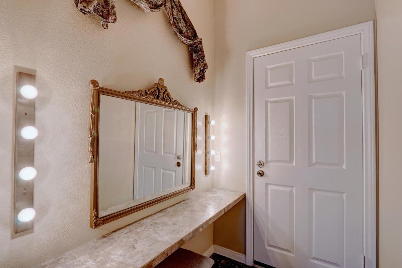 Queen Suite with Spa Bath at Pelican Cove Inn