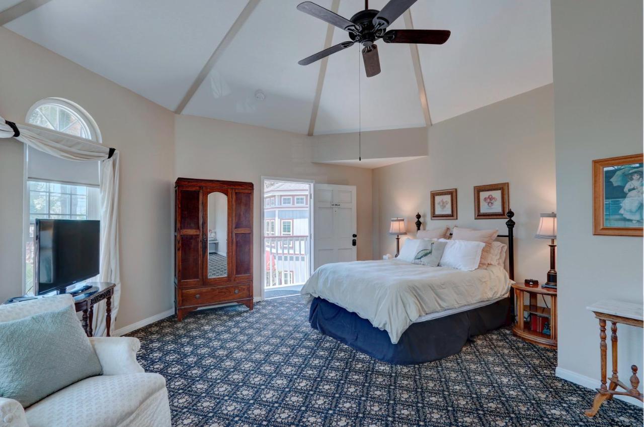 Queen Suite with Spa Bath at Pelican Cove Inn