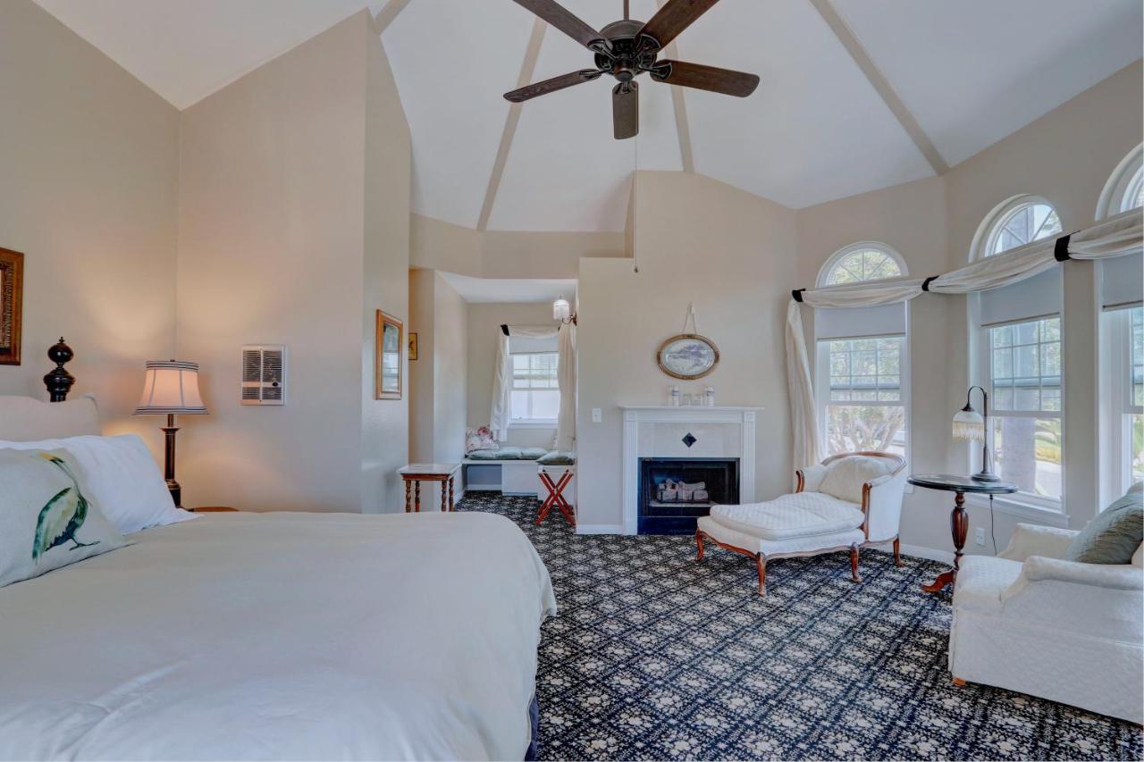 Queen Suite with Spa Bath at Pelican Cove Inn