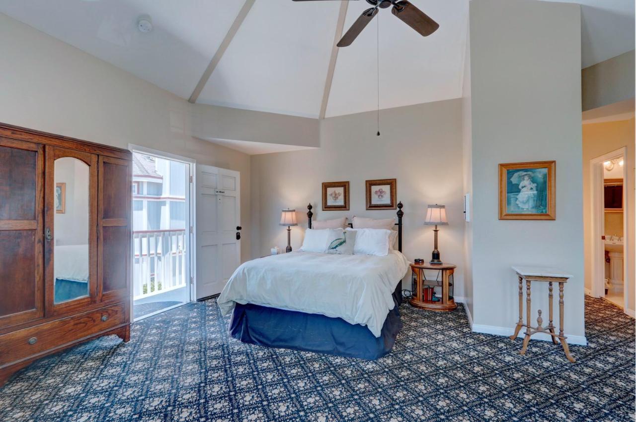 Queen Suite with Spa Bath at Pelican Cove Inn