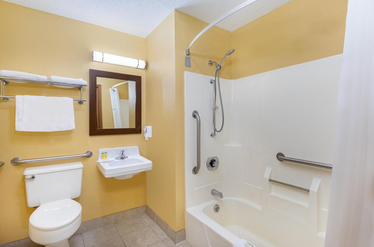 Queen Room - Disability Access - Non-Smoking at Super 8 by Wyndham Somerset