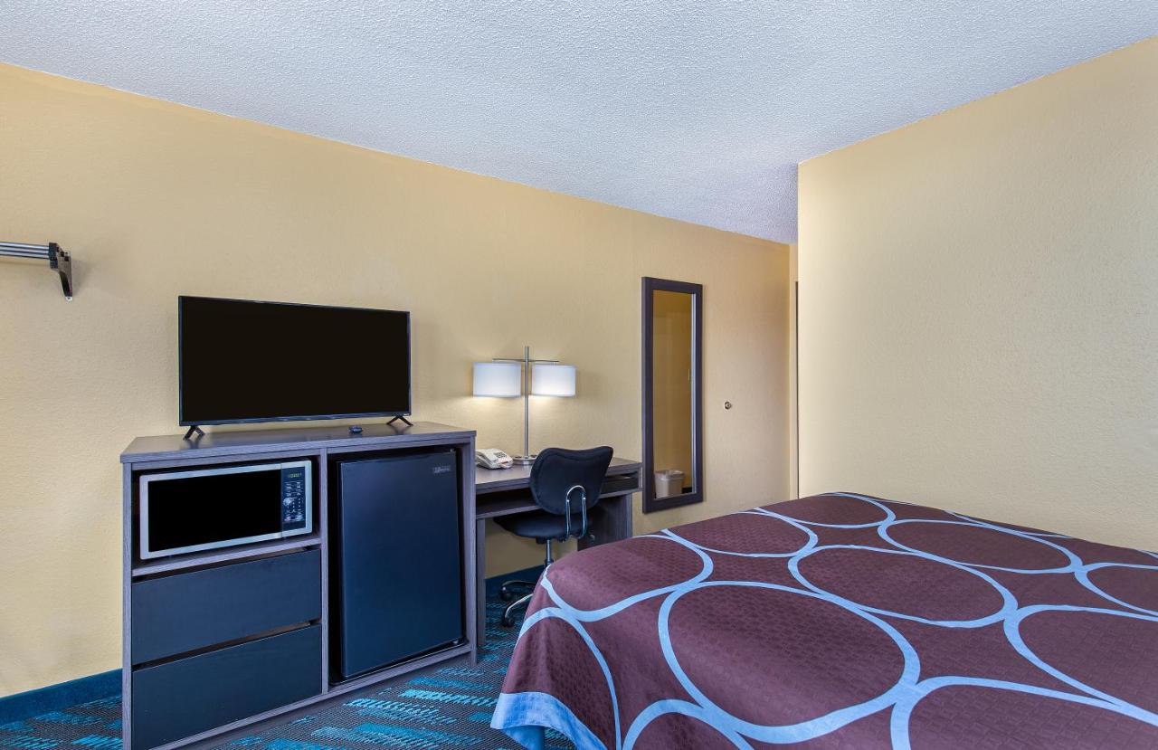 Queen Room - Disability Access - Non-Smoking at Super 8 by Wyndham Somerset