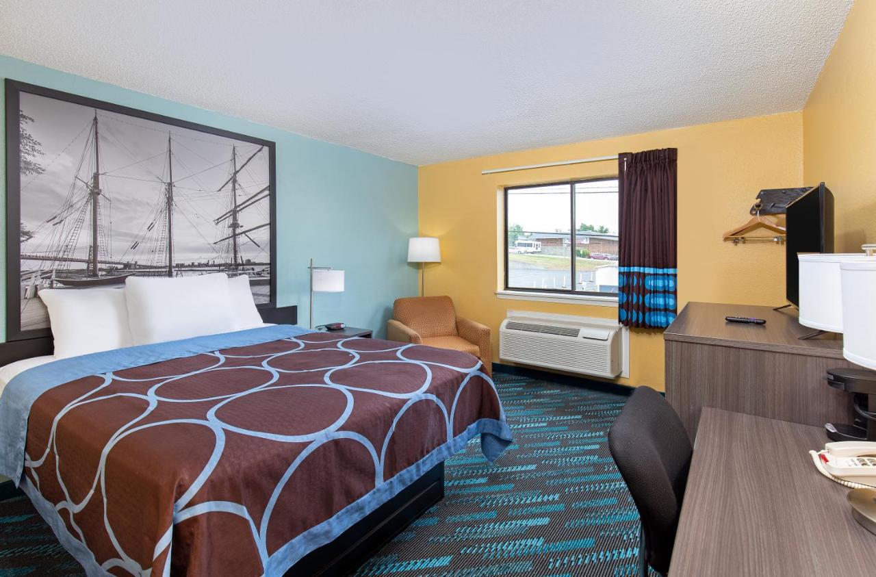 Queen Room - Disability Access - Non-Smoking at Super 8 by Wyndham Somerset