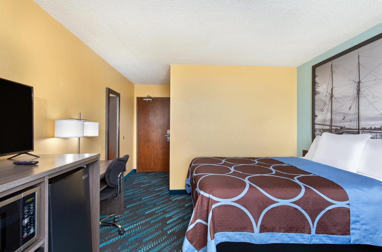 Queen Room - Disability Access - Non-Smoking at Super 8 by Wyndham Somerset
